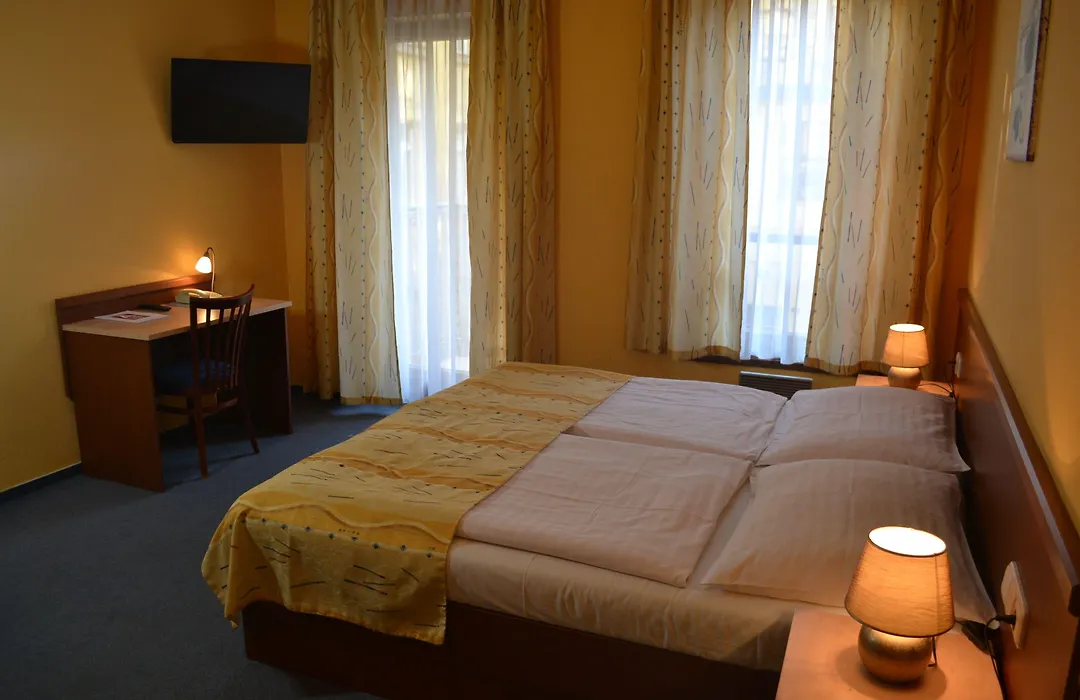 Aparthotel Austria Suites-1